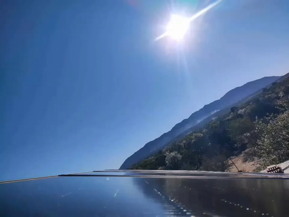 Panneaux solaires sur un toit à Kairouan, le soleil au-dessus de la montagne